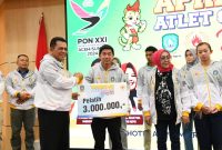 Gubernur Ansar menyerahkan apresiasi untuk atlet dan pelatih yang akan berlaga pada pelaksanaan Pekan Olahraga Nasional (PON) ke XXI di Aceh-Sumut. (FOTO: Diskominfo Kepri)