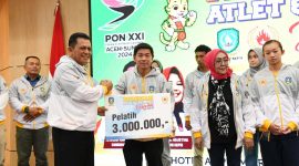 Gubernur Ansar menyerahkan apresiasi untuk atlet dan pelatih yang akan berlaga pada pelaksanaan Pekan Olahraga Nasional (PON) ke XXI di Aceh-Sumut. (FOTO: Diskominfo Kepri)