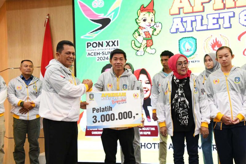 Gubernur Ansar menyerahkan apresiasi untuk atlet dan pelatih yang akan berlaga pada pelaksanaan Pekan Olahraga Nasional (PON) ke XXI di Aceh-Sumut. (FOTO: Diskominfo Kepri)