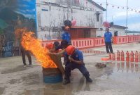 Salah satu Karyawan BUP Karimun mengikuti Simulasi cara pemadaman api yang benar oleh BPBD dan Damkar Karimun. (FOTO: ricky/kepriheadline.id)