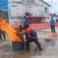 Salah satu Karyawan BUP Karimun mengikuti Simulasi cara pemadaman api yang benar oleh BPBD dan Damkar Karimun. (FOTO: ricky/kepriheadline.id)