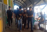 Pelaku pembunuhan wanita di Kundur, digiring aparat kepolisian ke Polres Karimun. (FOTO: ricky/kepriheadline.id)