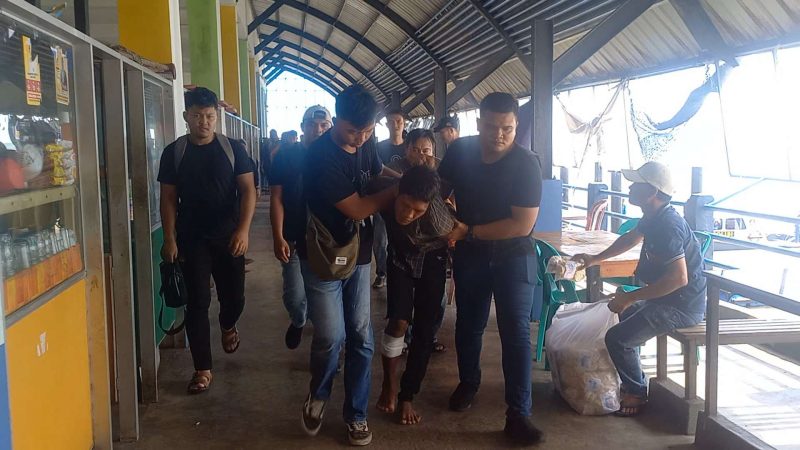 Pelaku pembunuhan wanita di Kundur, digiring aparat kepolisian ke Polres Karimun. (FOTO: ricky/kepriheadline.id)