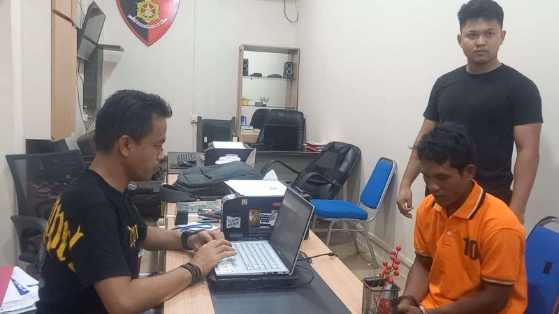 Pelaku Pembunuhan Wanita di Kundur, menjalani pemeriksaan di Mapolres Karimun. (Foto: ricky/kepriheadline.id)