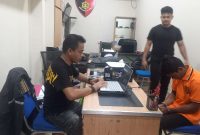 Pelaku Iwan menjalani pemeriksaan di Mapolres Karimun. (Foto: ricky/kepriheadline.id)