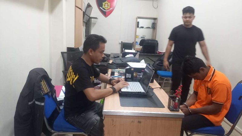 Pelaku Iwan menjalani pemeriksaan di Mapolres Karimun. (Foto: ricky/kepriheadline.id)