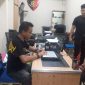 Pelaku Iwan menjalani pemeriksaan di Mapolres Karimun. (Foto: ricky/kepriheadline.id)