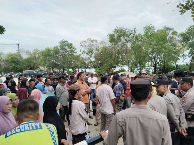 Ratusan warga yang tinggal di kawasan PT Karimun Granite (KG) Kelurahan Pasir Panjang, Kecamatan Meral Barat. (Foto: Rc/KepriHeadline.id)