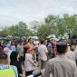 Ratusan warga yang tinggal di kawasan PT Karimun Granite (KG) Kelurahan Pasir Panjang, Kecamatan Meral Barat. (Foto: Rc/KepriHeadline.id)