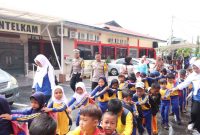 Kapolres Karimun AKBP Fadli Agus mengajak siswa-siswi TK di Meral Barat berkeliling di Polres Karimun. (Foto: Humas Polres Karimun)