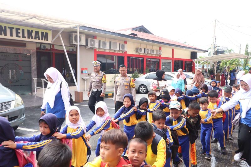 Kapolres Karimun AKBP Fadli Agus mengajak siswa-siswi TK di Meral Barat berkeliling di Polres Karimun. (Foto: Humas Polres Karimun)