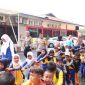 Kapolres Karimun AKBP Fadli Agus mengajak siswa-siswi TK di Meral Barat berkeliling di Polres Karimun. (Foto: Humas Polres Karimun)