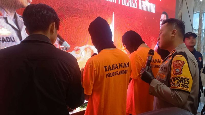 Kapolres Karimun AKBP Fadli Agus mewawancara salah satu pelaku saat menggelar Konferensi Pers pengungkapan narkoba di Karimun. (Foto: ricky/kepriheadline.id)