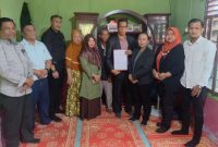 Keluarga Janda Muda Korban Penganiayaan Oknum POM AD serahkan surat kuasa ke YLBH Rogate Batam. (Foto: ricky/kepriheadline.id)