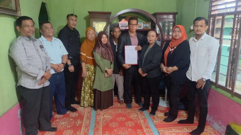 Keluarga Janda Muda Korban Penganiayaan Oknum POM AD serahkan surat kuasa ke YLBH Rogate Batam. (Foto: ricky/kepriheadline.id)
