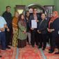Keluarga Janda Muda Korban Penganiayaan Oknum POM AD serahkan surat kuasa ke YLBH Rogate Batam. (Foto: ricky/kepriheadline.id)
