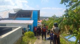 Kondisi salah satu rumah di kawasan Batu Lipai yang terdampak Angin Puting Beliung, Selasa, 14 Mei 2024. (Foto: ricky/kepriheadline.id)