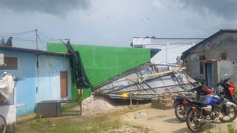 Kondisi salah satu rumah terdampak bencana angin puting beliung di Kelurahan Baran Timur. (Foto: ricky/kepriheadline.id )