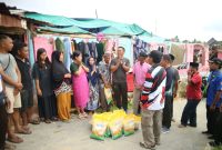Dandim 0317/Tbk Letkol Inf Ida Bagus Putu Mudita serahkan bantuan paket sembako kepada korban bencana alam angin puting beliung. (Foto: istimewa/kepriheadline.id)
