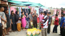 Dandim 0317/Tbk Letkol Inf Ida Bagus Putu Mudita serahkan bantuan paket sembako kepada korban bencana alam angin puting beliung. (Foto: istimewa/kepriheadline.id)