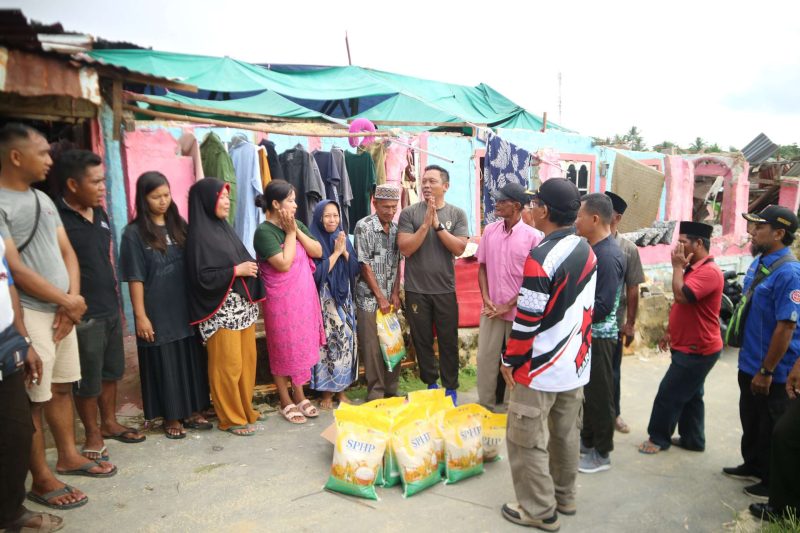Dandim 0317/Tbk Letkol Inf Ida Bagus Putu Mudita serahkan bantuan paket sembako kepada korban bencana alam angin puting beliung. (Foto: istimewa/kepriheadline.id)