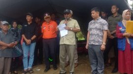 Bupati Karimun Aunur Rafiq kembali meninjau Posko Penanggulangan Bencana di Batu Lipai, Kelurahan Baran Timur. (Foto:ricky/kepriheadline.id)