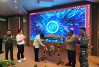 Bupati Karimun Aunhr Rafiq didampingi Kepala Kantor Pertanahan Karimun Junaedi S Hutasoit memukul gong tanda launching sertipikat elektronik di Kabupaten Karimun, Jumat, 17 Mei 2024. (Foto: ricky/kepriheadline.id)