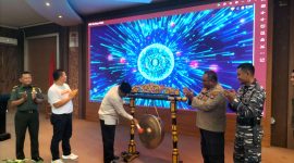 Bupati Karimun Aunhr Rafiq didampingi Kepala Kantor Pertanahan Karimun Junaedi S Hutasoit memukul gong tanda launching sertipikat elektronik di Kabupaten Karimun, Jumat, 17 Mei 2024. (Foto: ricky/kepriheadline.id)