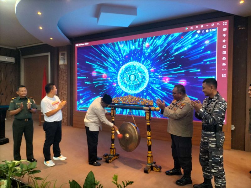 Bupati Karimun Aunhr Rafiq didampingi Kepala Kantor Pertanahan Karimun Junaedi S Hutasoit memukul gong tanda launching sertipikat elektronik di Kabupaten Karimun, Jumat, 17 Mei 2024. (Foto: ricky/kepriheadline.id)