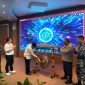 Bupati Karimun Aunhr Rafiq didampingi Kepala Kantor Pertanahan Karimun Junaedi S Hutasoit memukul gong tanda launching sertipikat elektronik di Kabupaten Karimun, Jumat, 17 Mei 2024. (Foto: ricky/kepriheadline.id)