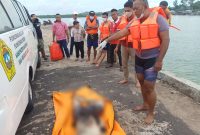 Jasad mayat tanpa kepala dievakuasi Tim Gabungan Polsek Moro ke Pelabuhan Bongkar Muat untuk kemudian di bawa ke Puskesmas Moro. (Foto: Dokumen Polisi/KepriHeadline.id)