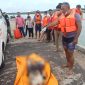 Jasad mayat tanpa kepala dievakuasi Tim Gabungan Polsek Moro ke Pelabuhan Bongkar Muat untuk kemudian di bawa ke Puskesmas Moro. (Foto: Dokumen Polisi/KepriHeadline.id)