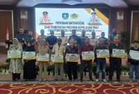 Gubernur Kepri Ansar Ahmad didampingi Bupati Karimun Aunur Rafiq menyerahkan bantuan sosial kepada korban terdampak bencana alam angin puting beliung di Kabupaten Karimun dan Kebakaran di Tanjungbatu, Kamis, 30 Mei 2024. (Foto: ricky/kepriheadline.id)