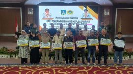 Gubernur Kepri Ansar Ahmad didampingi Bupati Karimun Aunur Rafiq menyerahkan bantuan sosial kepada korban terdampak bencana alam angin puting beliung di Kabupaten Karimun dan Kebakaran di Tanjungbatu, Kamis, 30 Mei 2024. (Foto: ricky/kepriheadline.id)