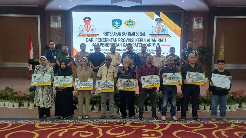Gubernur Kepri Ansar Ahmad didampingi Bupati Karimun Aunur Rafiq menyerahkan bantuan sosial kepada korban terdampak bencana alam angin puting beliung di Kabupaten Karimun dan Kebakaran di Tanjungbatu, Kamis, 30 Mei 2024. (Foto: ricky/kepriheadline.id)