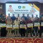 Gubernur Kepri Ansar Ahmad didampingi Bupati Karimun Aunur Rafiq menyerahkan bantuan sosial kepada korban terdampak bencana alam angin puting beliung di Kabupaten Karimun dan Kebakaran di Tanjungbatu, Kamis, 30 Mei 2024. (Foto: ricky/kepriheadline.id)