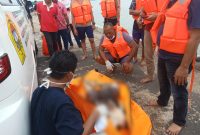 Jasad mayat tanpa kepala dievakuasi Tim Gabungan Polsek Moro ke Pelabuhan Bongkar Muat untuk kemudian di bawa ke Puskesmas Moro. (Foto: Dokumen Polisi/KepriHeadline.id)