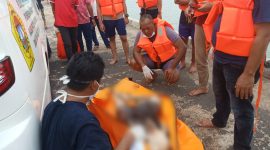 Jasad mayat tanpa kepala dievakuasi Tim Gabungan Polsek Moro ke Pelabuhan Bongkar Muat untuk kemudian di bawa ke Puskesmas Moro. (Foto: Dokumen Polisi/KepriHeadline.id)