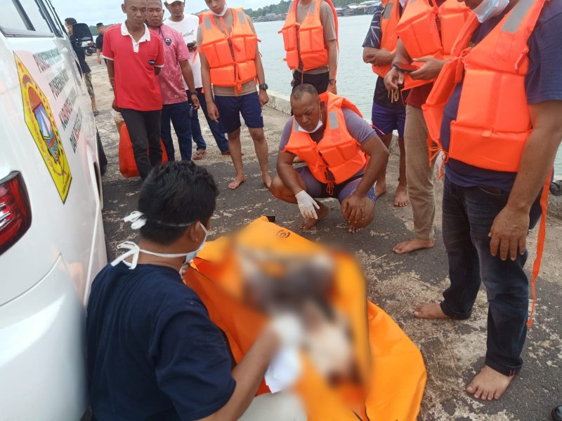 Jasad mayat tanpa kepala dievakuasi Tim Gabungan Polsek Moro ke Pelabuhan Bongkar Muat untuk kemudian di bawa ke Puskesmas Moro. (Foto: Dokumen Polisi/KepriHeadline.id)