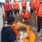 Jasad mayat tanpa kepala dievakuasi Tim Gabungan Polsek Moro ke Pelabuhan Bongkar Muat untuk kemudian di bawa ke Puskesmas Moro. (Foto: Dokumen Polisi/KepriHeadline.id)