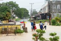 Penampakan suasana banjir di depan Kantor Desa Pangke, Kecamatan Meral, Kabupaten Karimun. (FOTO: istimewa)