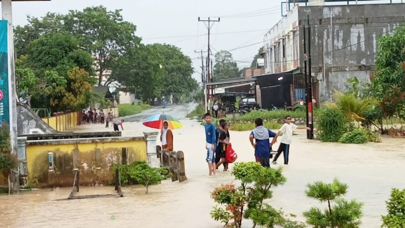 Penampakan suasana banjir di depan Kantor Desa Pangke, Kecamatan Meral, Kabupaten Karimun. (FOTO: istimewa)