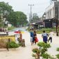 Penampakan suasana banjir di depan Kantor Desa Pangke, Kecamatan Meral, Kabupaten Karimun. (FOTO: istimewa)