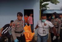 Jenazah Supardiono dievakuasi dari Basecamp PT Karimun Agung Perkasa ke RSUD Muhammad Sani. (Foto: Istimewa)