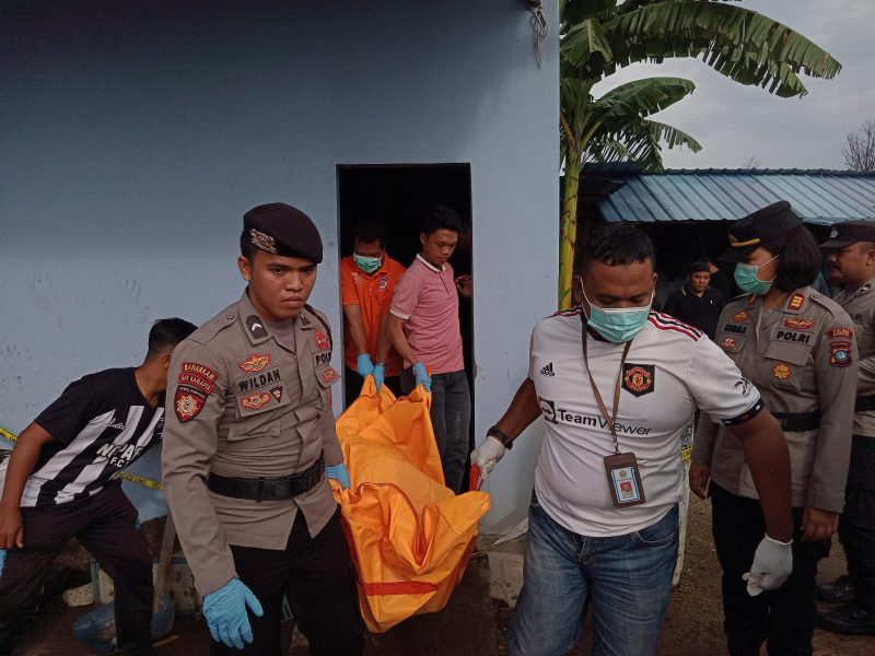 Jenazah Supardiono dievakuasi dari Basecamp PT Karimun Agung Perkasa ke RSUD Muhammad Sani. (Foto: Istimewa)
