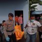 Jenazah Supardiono dievakuasi dari Basecamp PT Karimun Agung Perkasa ke RSUD Muhammad Sani. (Foto: Istimewa)