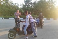 Kasat Lantas Polres Karimun AKP Bakri memberikan pembinaan salah satu pelajar yang melakukan konvoi. (Foto: Dokumen Polisi)