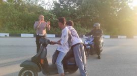 Kasat Lantas Polres Karimun AKP Bakri memberikan pembinaan salah satu pelajar yang melakukan konvoi. (Foto: Dokumen Polisi)