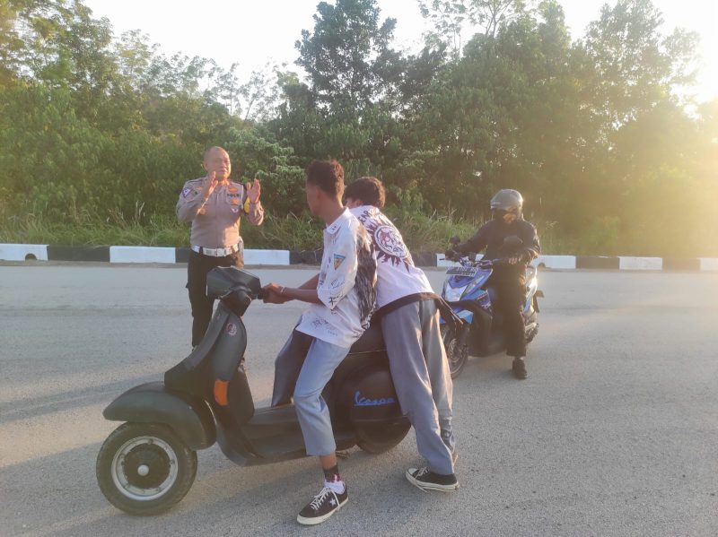 Kasat Lantas Polres Karimun AKP Bakri memberikan pembinaan salah satu pelajar yang melakukan konvoi. (Foto: Dokumen Polisi)