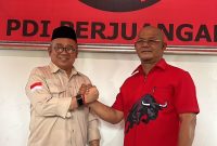 Muhammad Firmansyah (Kiri) dan Eri Suandi (Kanan) berfoto bersama usai pendaftaran di PDIP. (FOTO: ricky/kepriheadline.id)